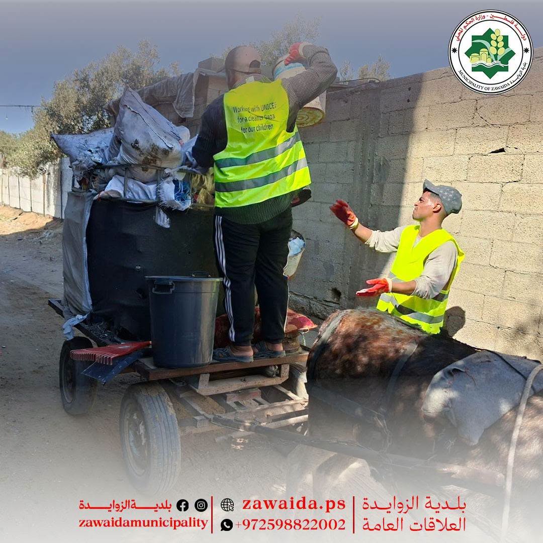 أعمال جمع وترحيل النفايات في أحياء الزوايدة.